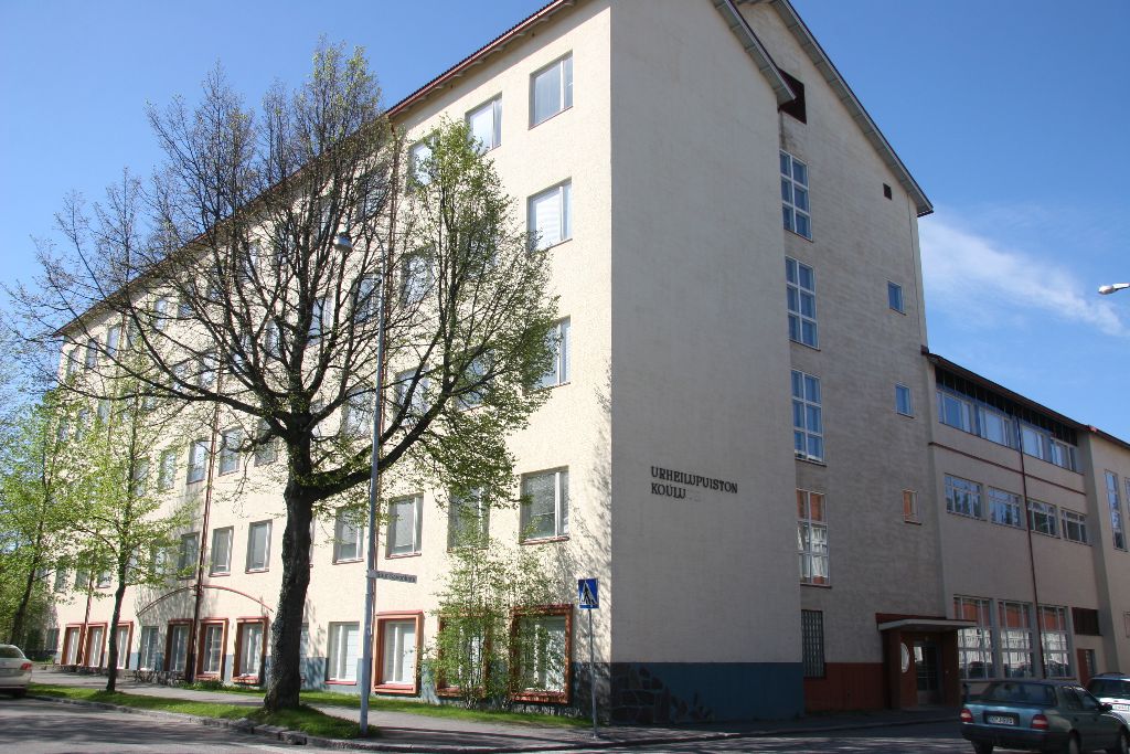 Urheilupuiston koulu.