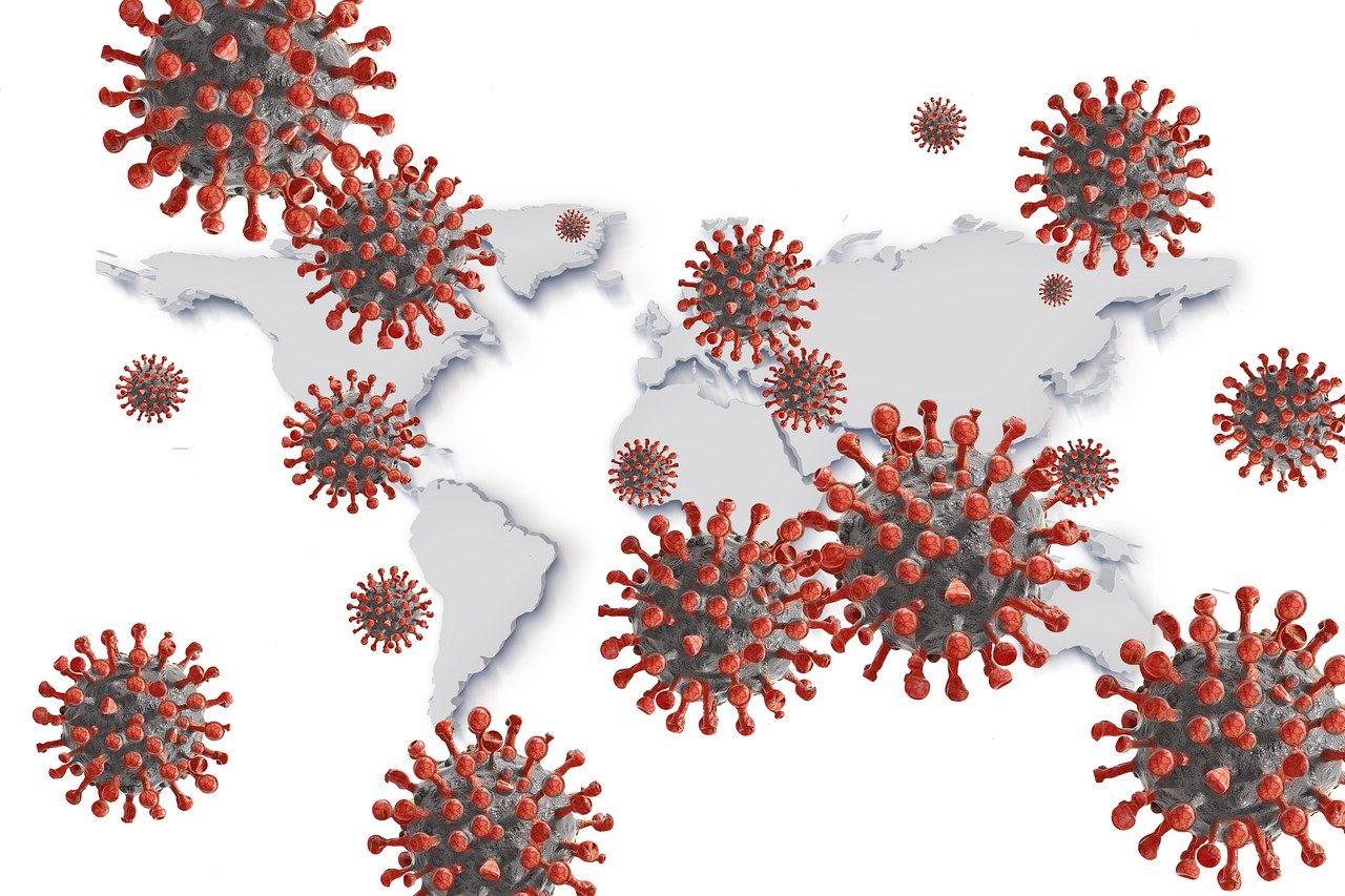 Koronavirus maailmankartan yläpuolella.