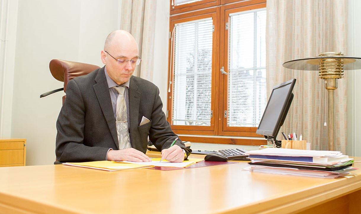 Kaupunginjohtaja Timo Halonen pöydän äärellä.