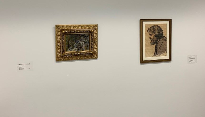 Kaksi taideteosta seinällä.