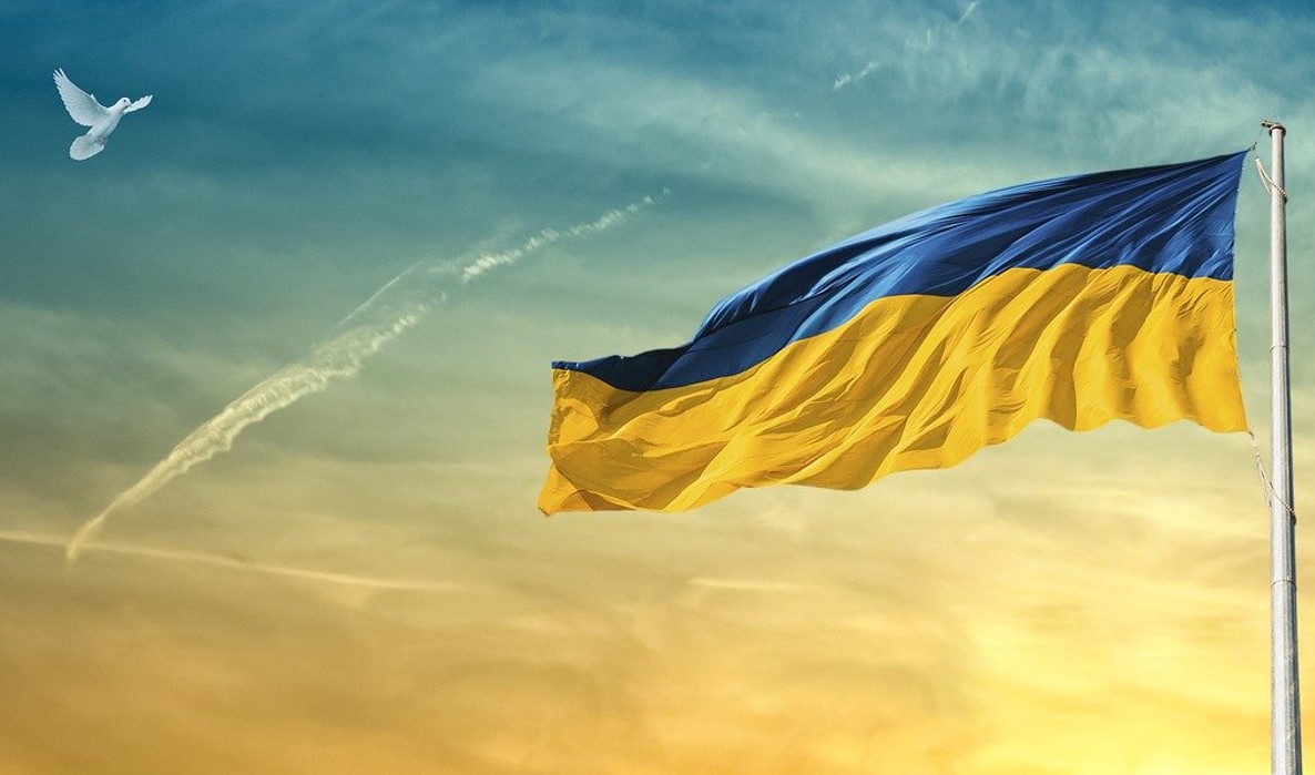 Ukrainan lippu ja kyyhky.