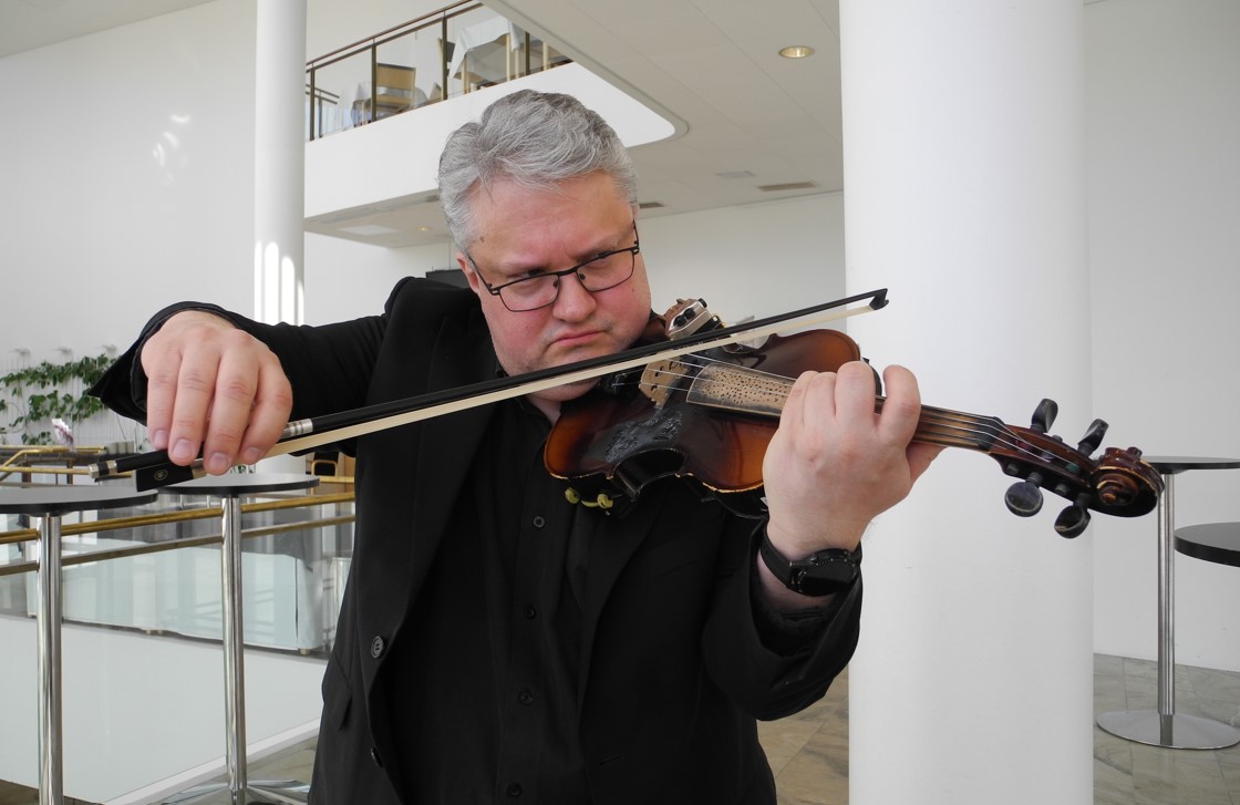 Tuukka Lehtonen soittaa viuliua.