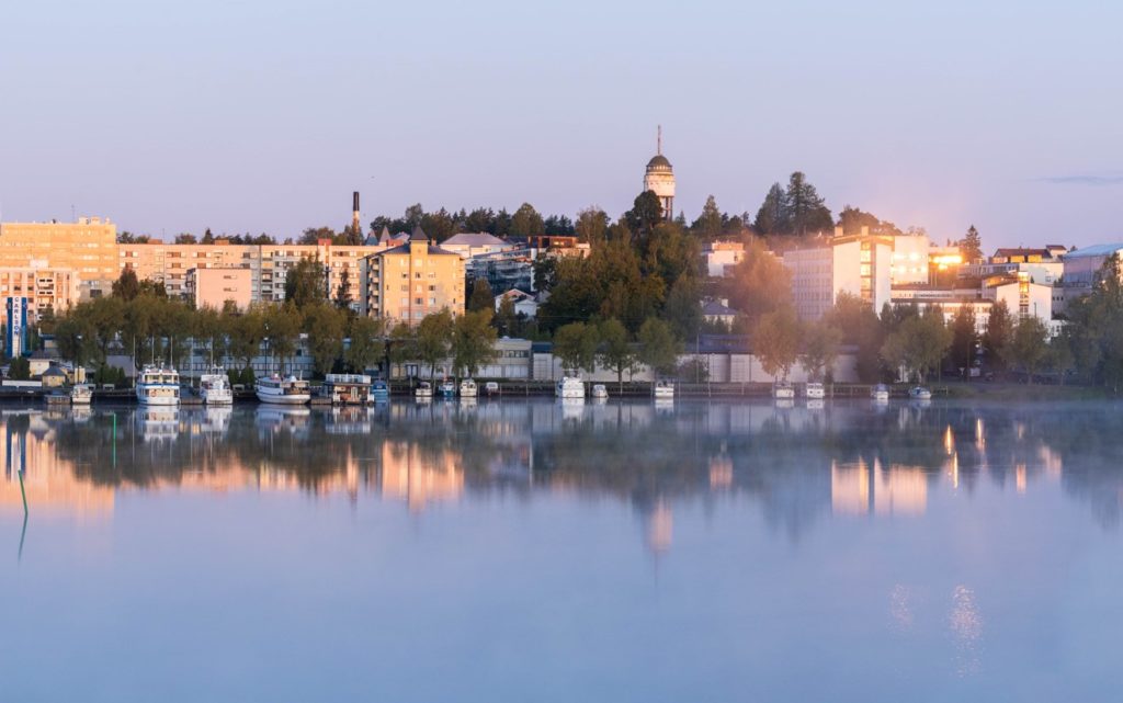 Mikkelin kaupungin silhuetti, etualalla Savilahtea.