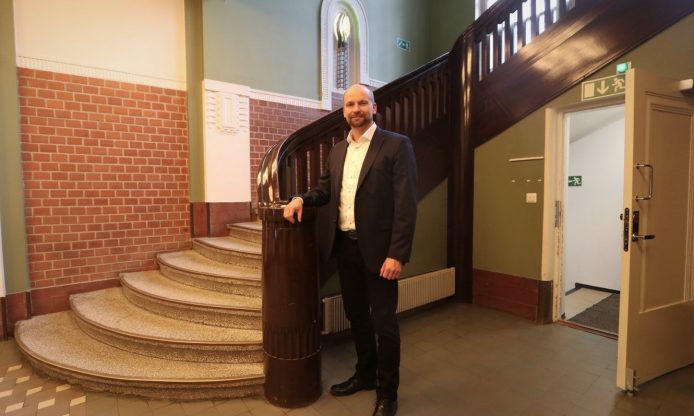 Janne Kinnunen kaupungintalon portaikon vieressä.