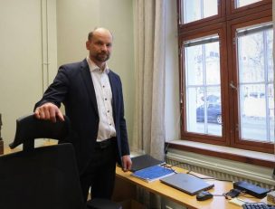 Kaupunginjohtaja Janne Kinnunen omassa huoneessaan