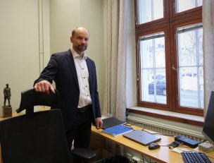 Janne Kinnunen kaupunginjohtajan työhuoneessa.
