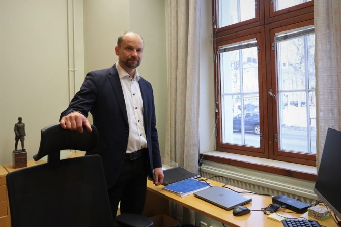 Janne Kinnunen kaupunginjohtajan työhuoneessa.