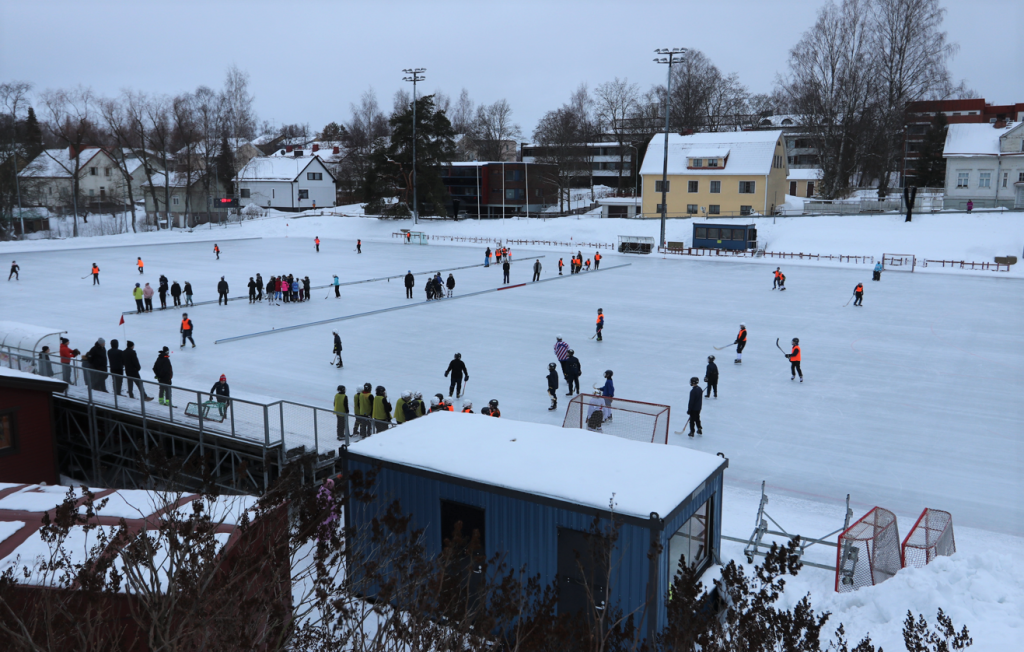 Jääpallo-otteluita Hänskissä.