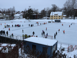 Jääpallo-otteluita Hänskissä.