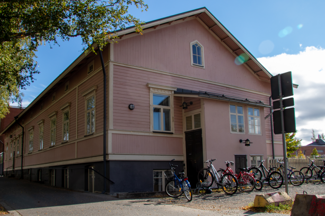Rakennus, jonka edustalla polkupyöriä.