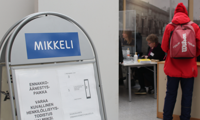 Ennakkoäänestyspaikan edusta.