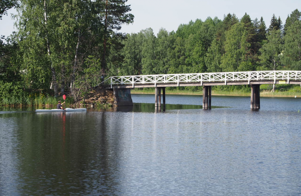 Puusilta Mikkelin Kaihulla, etualalla meloja.