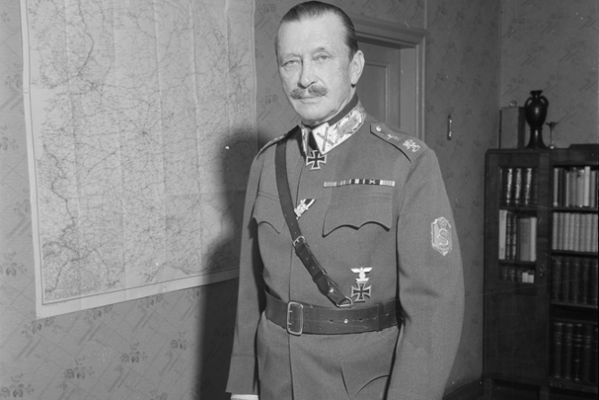 Mannerheim mustavalkoisessa kuvassa.