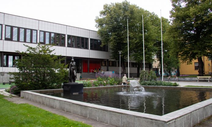Mikkelin pääkirjasto, etualalla suihkulähde.