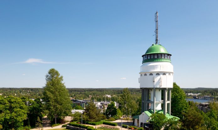 Naisvuoren torni ja puistoalue.