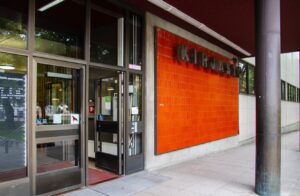 Kirjastorakennuksen pääovi.