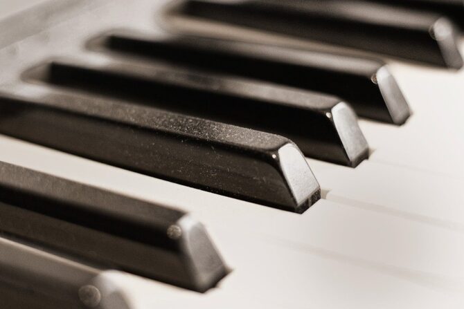 Pianon koskettimia.