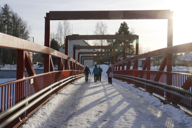 Ihmisiä kävelemässä Urpolan sillalla talvella.