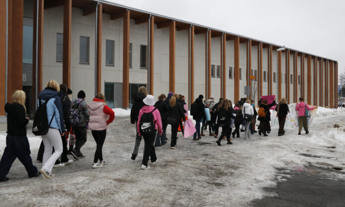Oppilaita kävelemässä kouluun.