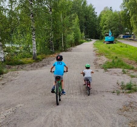 Kaksi lasta pyöräilemässä.