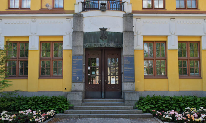 Kaupungintalon julkisivu.