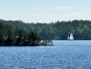 Purjevene järvellä kesällä.