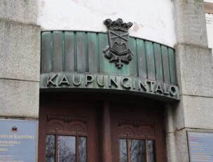 Kaupungintalon etuovi.