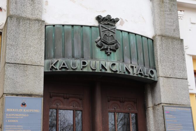 Kaupungintalon etuovi.