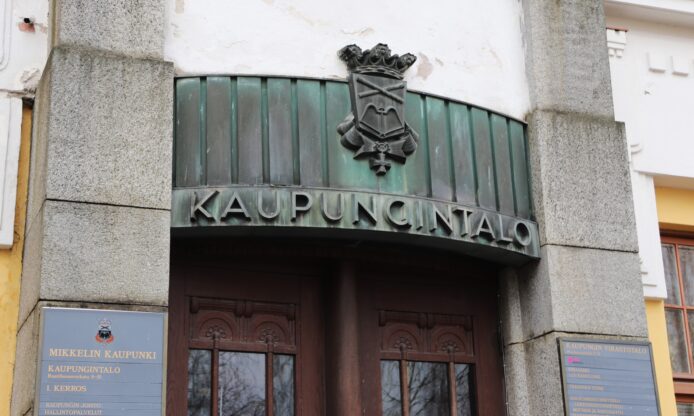 Kaupungintalon etuovi.