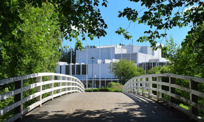 Silta ja näkymä Mikaelin rakennukseen.