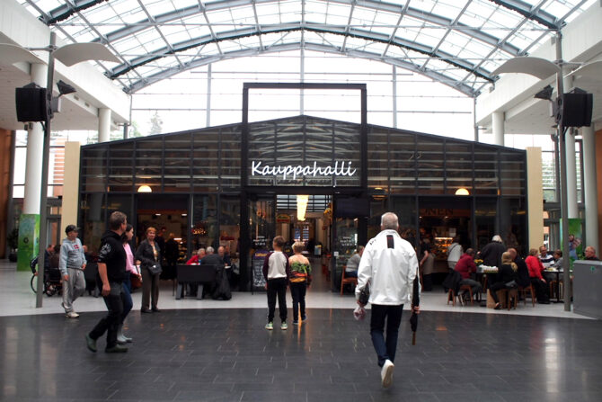 Kauppakeskuksen sisätiloja.