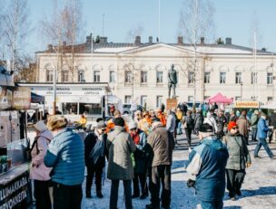 Ihmisiä markkinoilla.