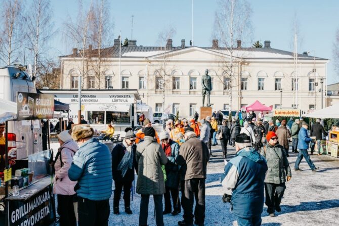 Ihmisiä markkinoilla.