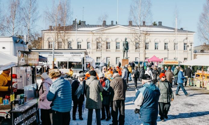 Ihmisiä markkinoilla.
