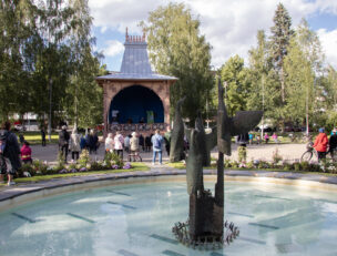 Ihmisiä puistokonsertissa.