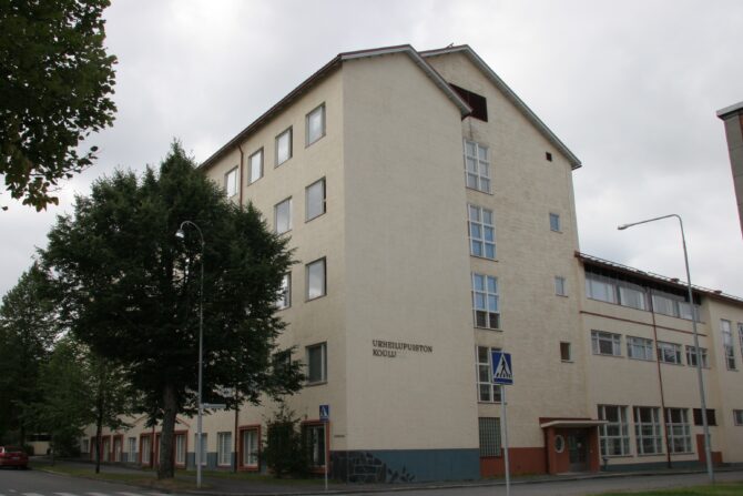 Urheilupuiston koulu.