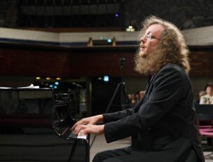 Pianisti pianon äärellä.
