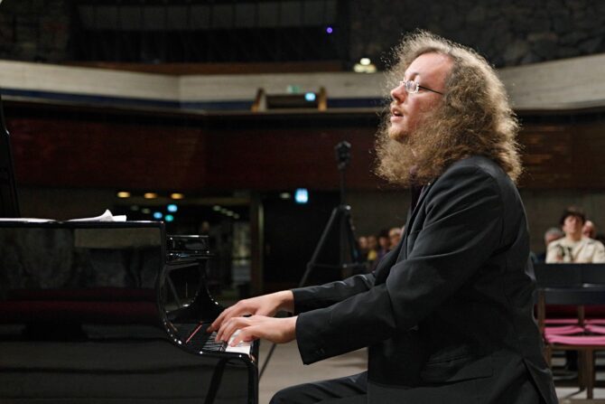 Pianisti pianon äärellä.