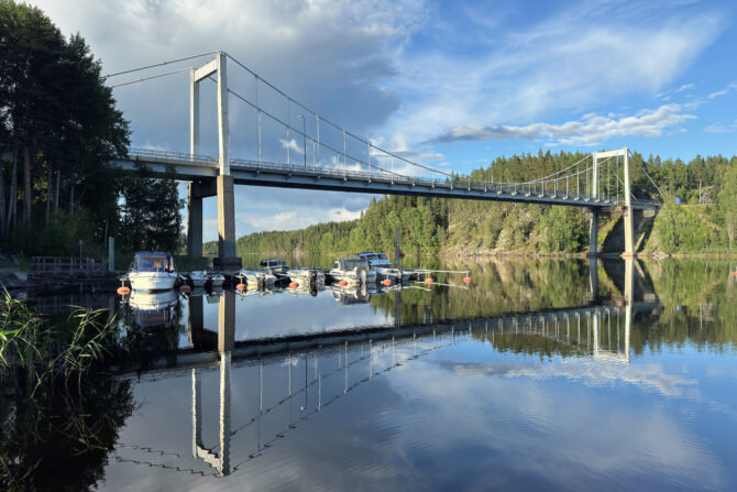 Kirkonvarkauden silta ja veneitä.