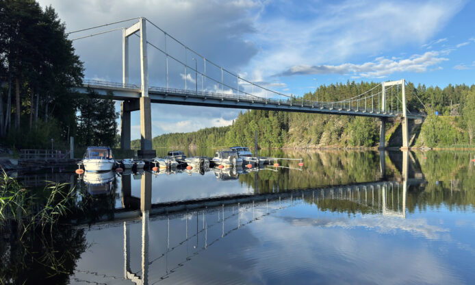 Kirkonvarkauden silta ja veneitä.