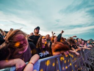 Rock-konsertin yleisöä.