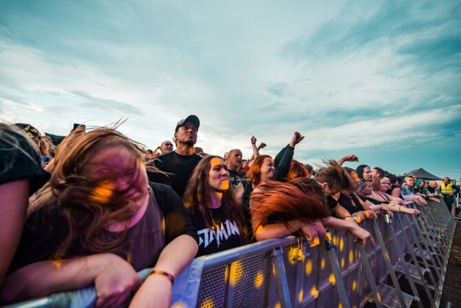 Rock-konsertin yleisöä.