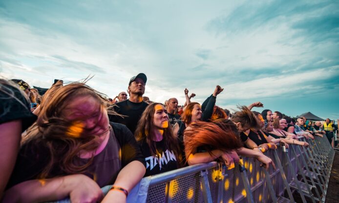 Rock-konsertin yleisöä.