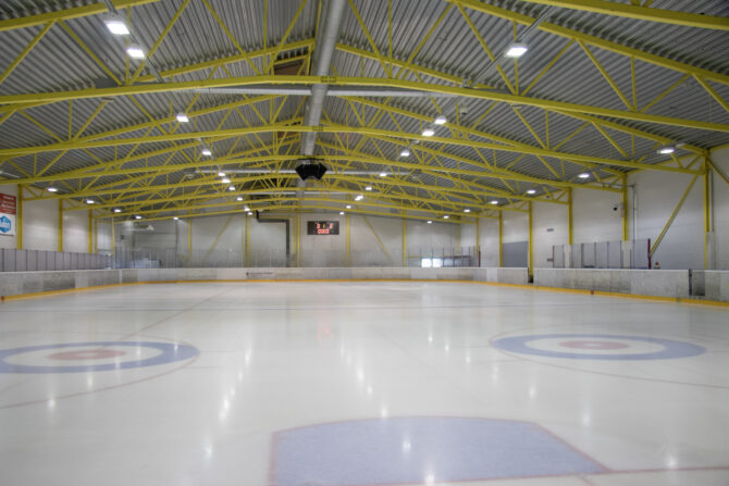 Jäähallin kaukalo.
