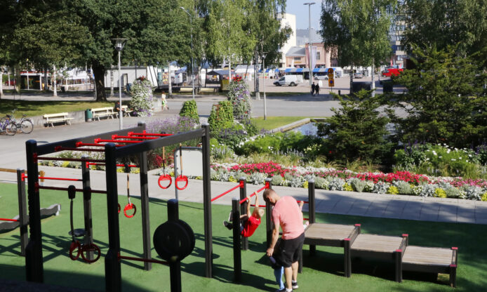 Ulkokuntosali pääkirjaston edustalla.