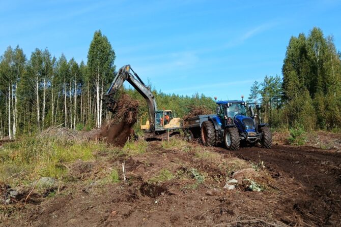 Työkone suolla.