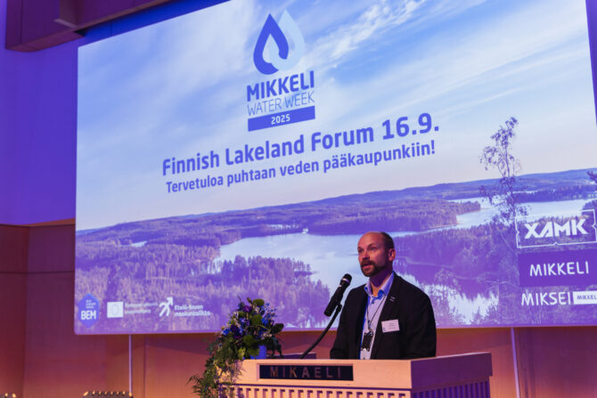 Kaupunginjohtaja Janne Kinnunen pitämässä puhetta.