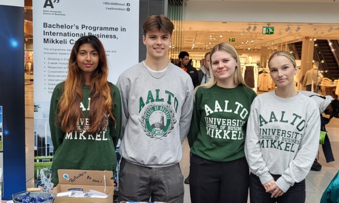 Opiskelijoita tapahtumassa.