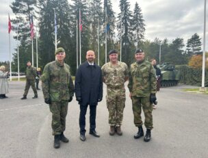 Kaupunginjohtaja ja upseereja.