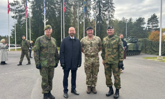 Kaupunginjohtaja ja upseereja.